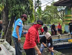 Ketua Fraksi PDI Perjuangan DPRD Lamongan “Terjun Langsung” Bersihkan Kali Konang