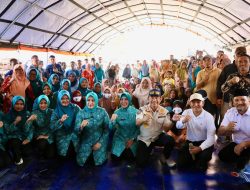 Dari Dusun Sunting, Ketum TP PKK Tri Tito Karnavian Bertolak ke Gampong Batang Ara Salurkan Bantuan Pascabencana