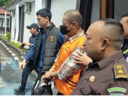 Tersangka Korupsi Dana BLT Desa,Mantan Kades Karangtengah Tertunduk Malu Saat Digiring Petugas Kejaksaan