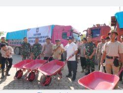 Mendagri Serahkan Ratusan Gerobak dan Bantuan Pangan untuk Pemulihan Aceh Tamiang