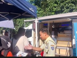 Warga Bogor Antre Sejak Sahur untuk Tukar Uang Baru