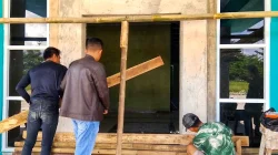 Kasus di Gedung Majelis Ulama Indonesia (MUI) Kabupaten Sukabumi yang berlokasi di area Asrama Haji Cikembar ini menunjukkan konflik serius dalam tata kelola proyek konstruksi.