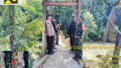 Danramil 2212/Tegalbuleud Dampingi Dinas PU Cek Jembatan Gantung Ambruk di Desa Sumberjaya