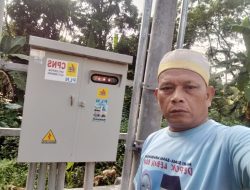 Gotong Royong Plester Gardu Listrik di Cimpaeun
