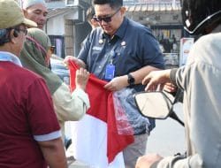 Semarak HUT RI ke-81, Camat Cigombong dan DPMD Bogor Sebar Ribuan Bendera Merah Putih
